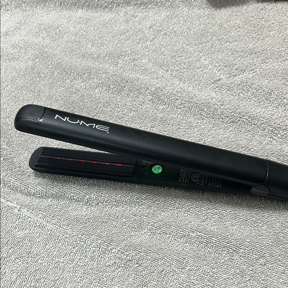 NuMe Black Hair Straightener - Picture 2 of 4